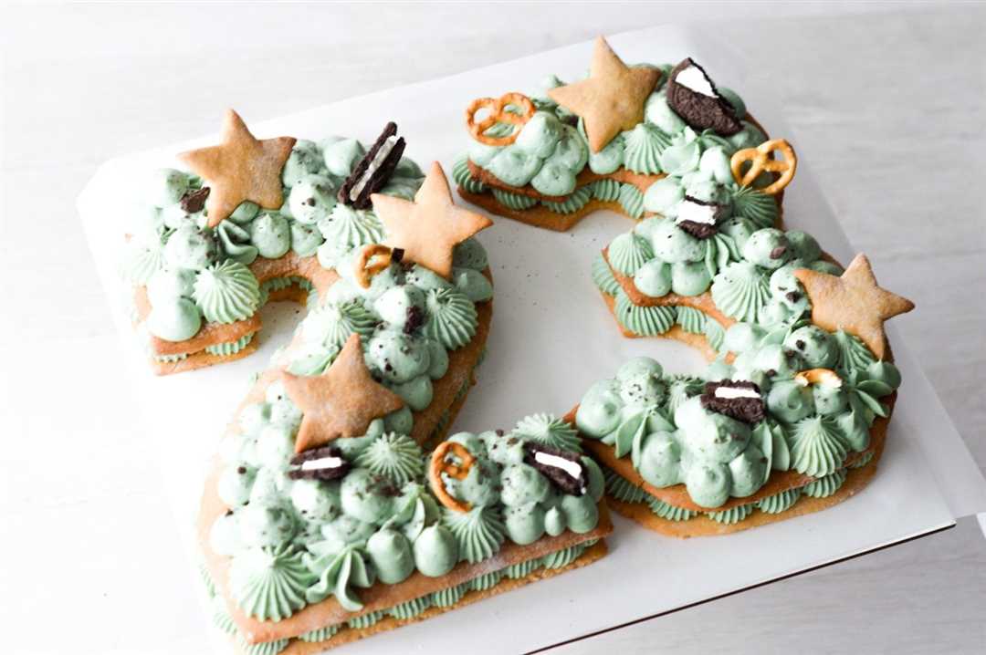 Интересный декор сливочного торта в виде звезды по заказу на 23 февраля