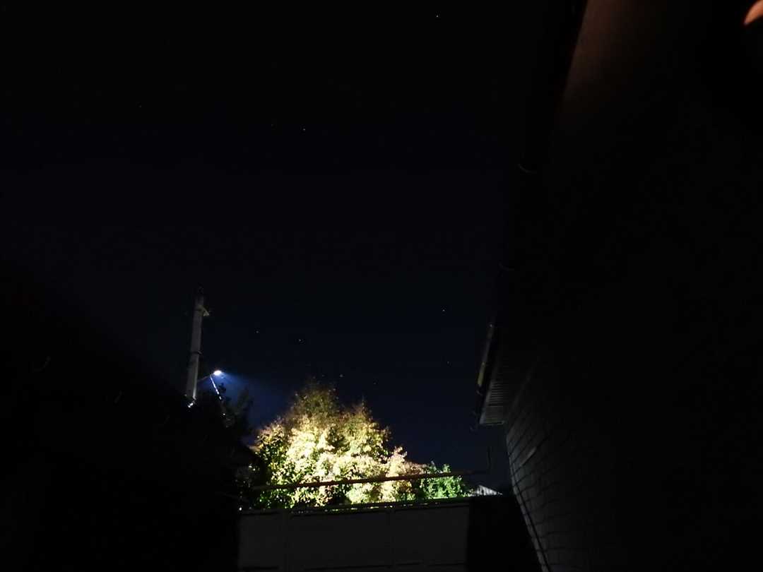 Загадочная красота ночного неба — зеркальное отражение звезд на темной поверхности пруда